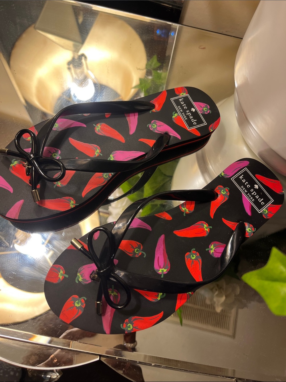 ❤️Kate spade black flip sandals with red and purple chili print - Picture 4 of 6